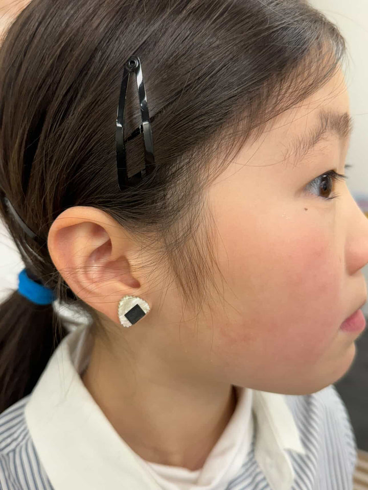 バタフライフィッシュアクリルスタッドイヤリング - 募金活動