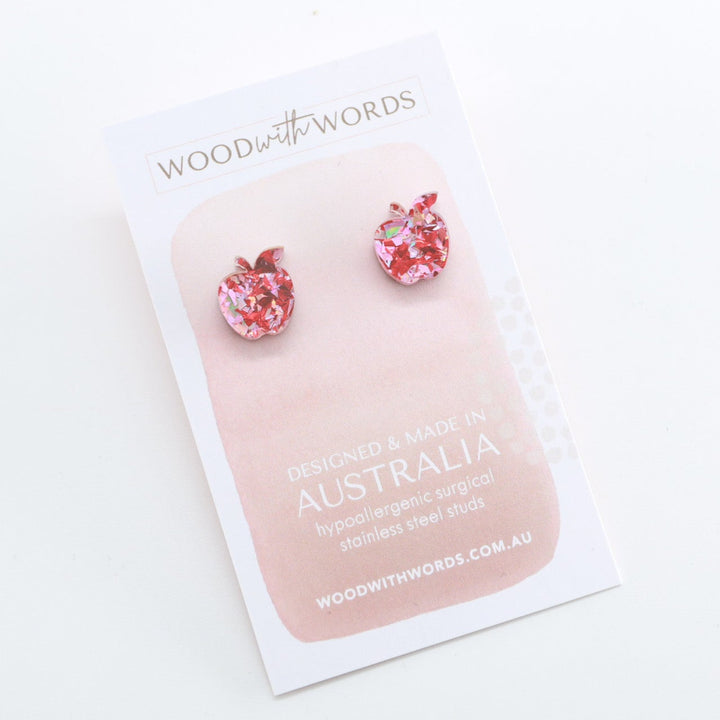 キラキラ輝くリンゴのアクリルスタッドピアス