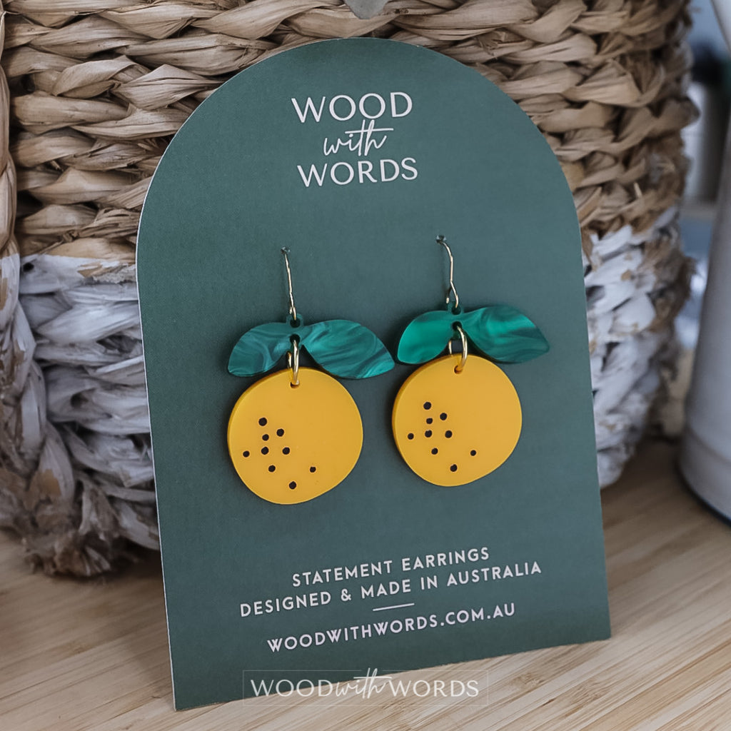 柚子フルーツフックダングルピアス – Wood With Words